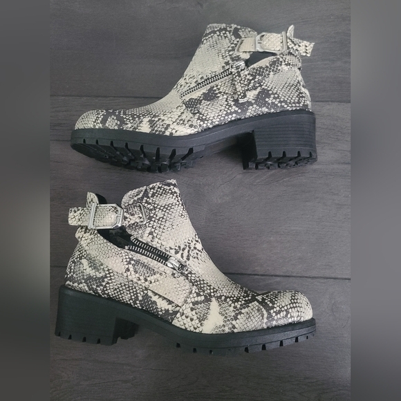 Qupid TRESSA-22S Combat Moto Style Boots  STONE BLACK SNAKE - Picture 6 of 10